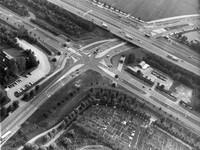 842897 Luchtfoto van de ongelijkvloerse kruising van de Meerndijk (op de voorgrond links) met de Rijksweg 12 (A12) en ...